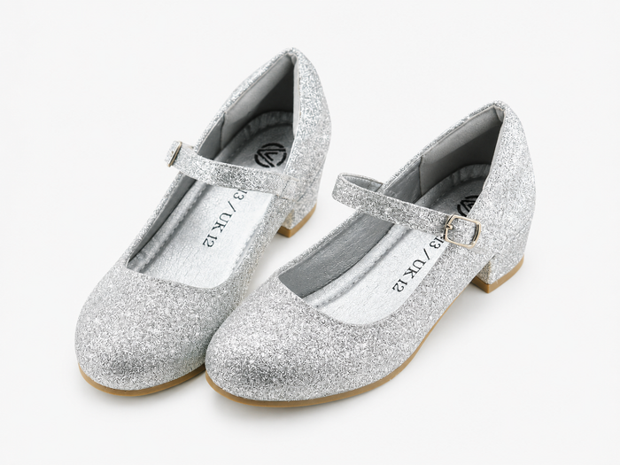 Easy strap kids footwear detail
